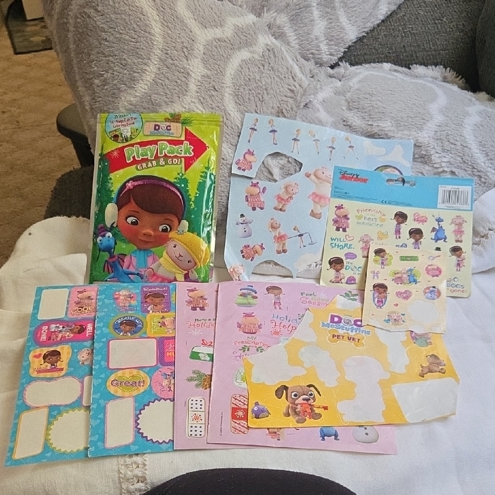 Doc McStuffins Stickers And Play Pack Grab & Go!
